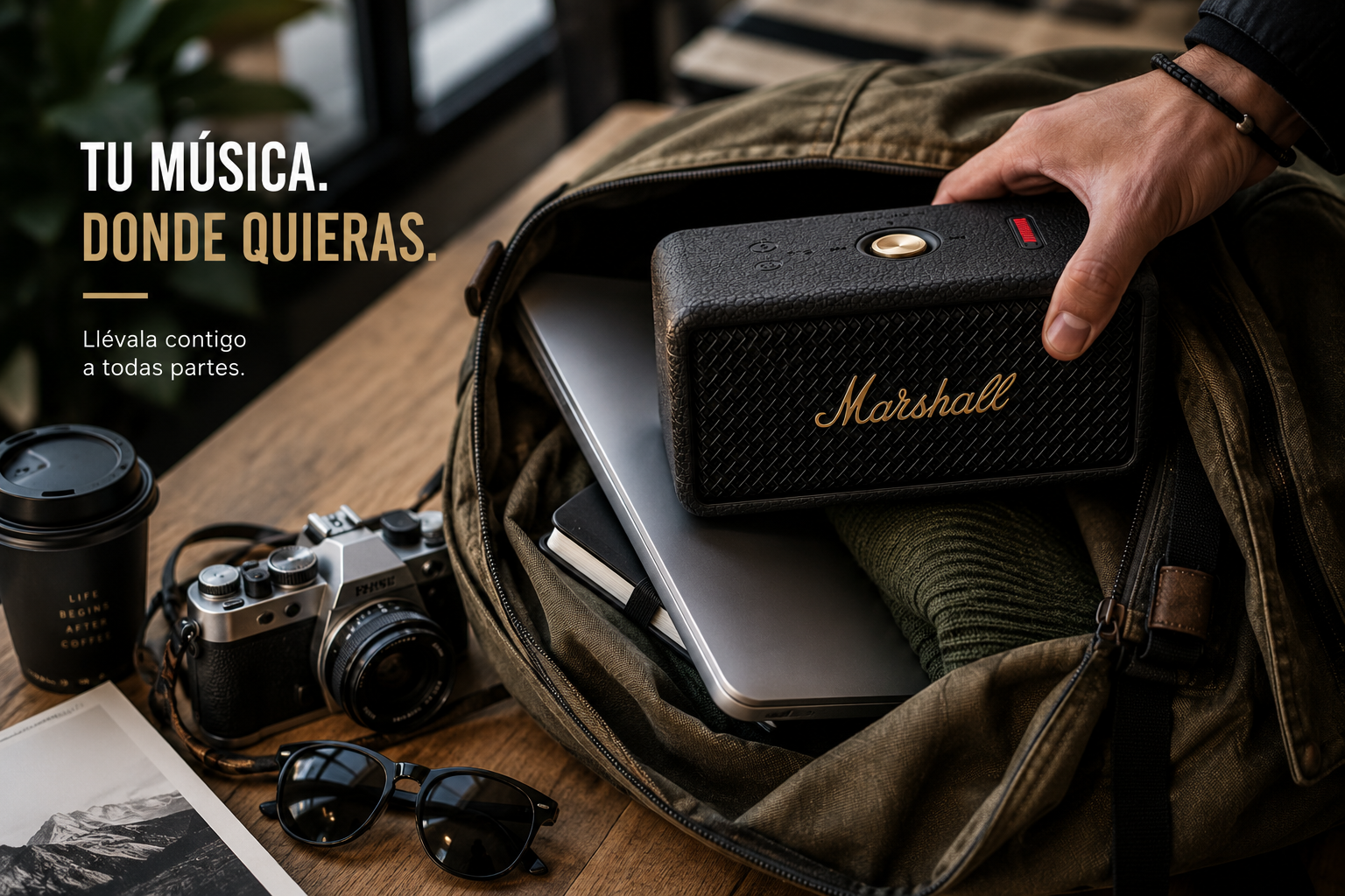 Marshall Emberton portátil dentro de mochila de viaje con cámara y libreta